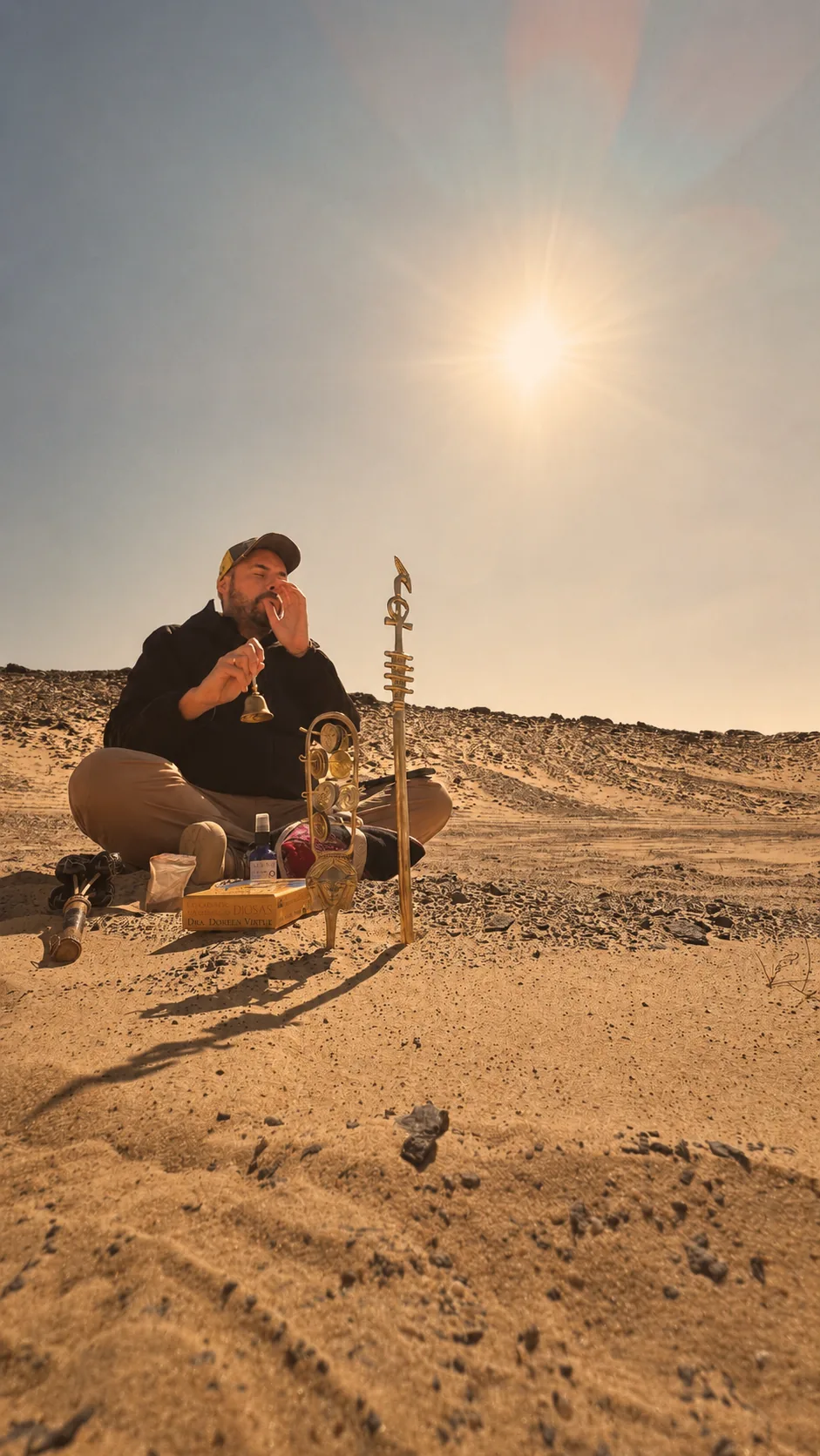 Javi Horus durante una ceremonia de breathwork en el desierto