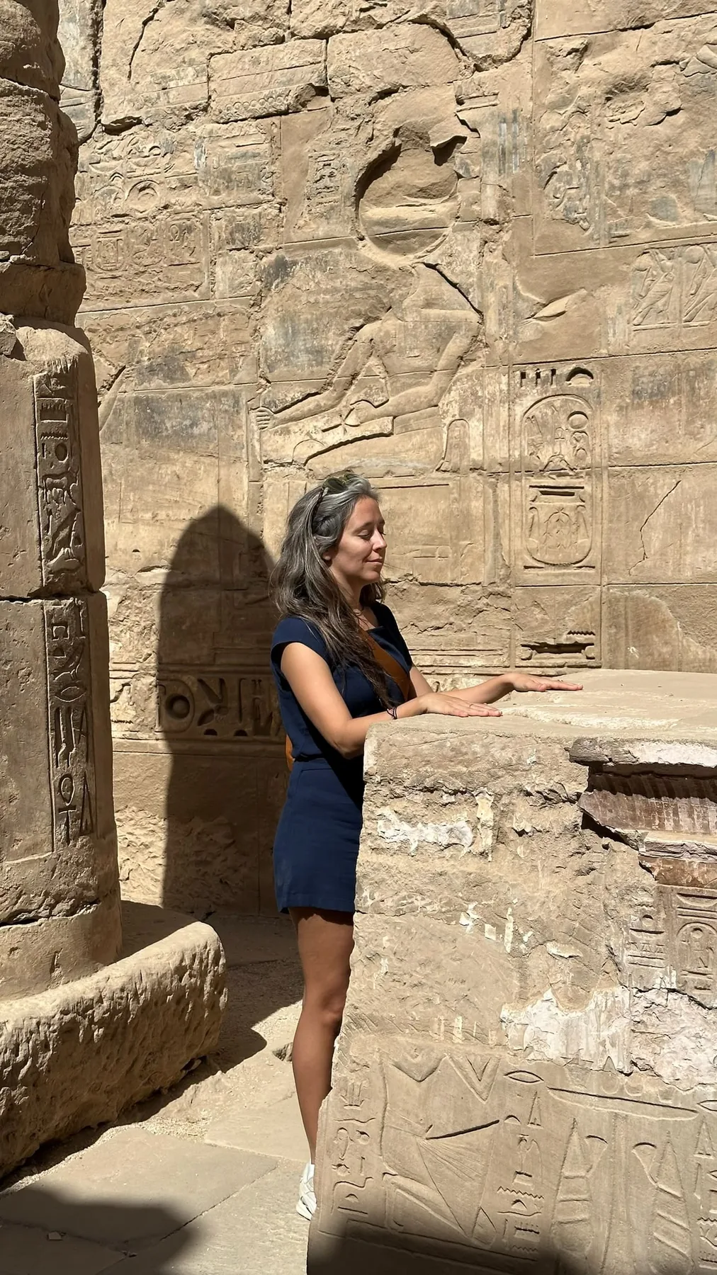 Romina Rama en un templo de Egipto